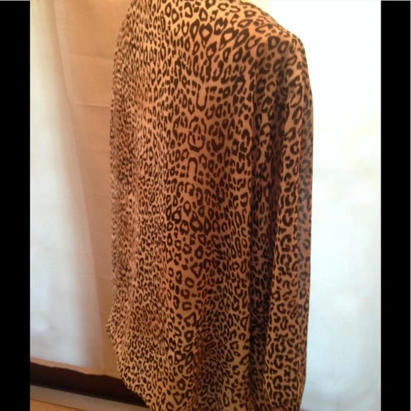 Vince Camuto Leopard Animal Print Top - Picture 4 of 9